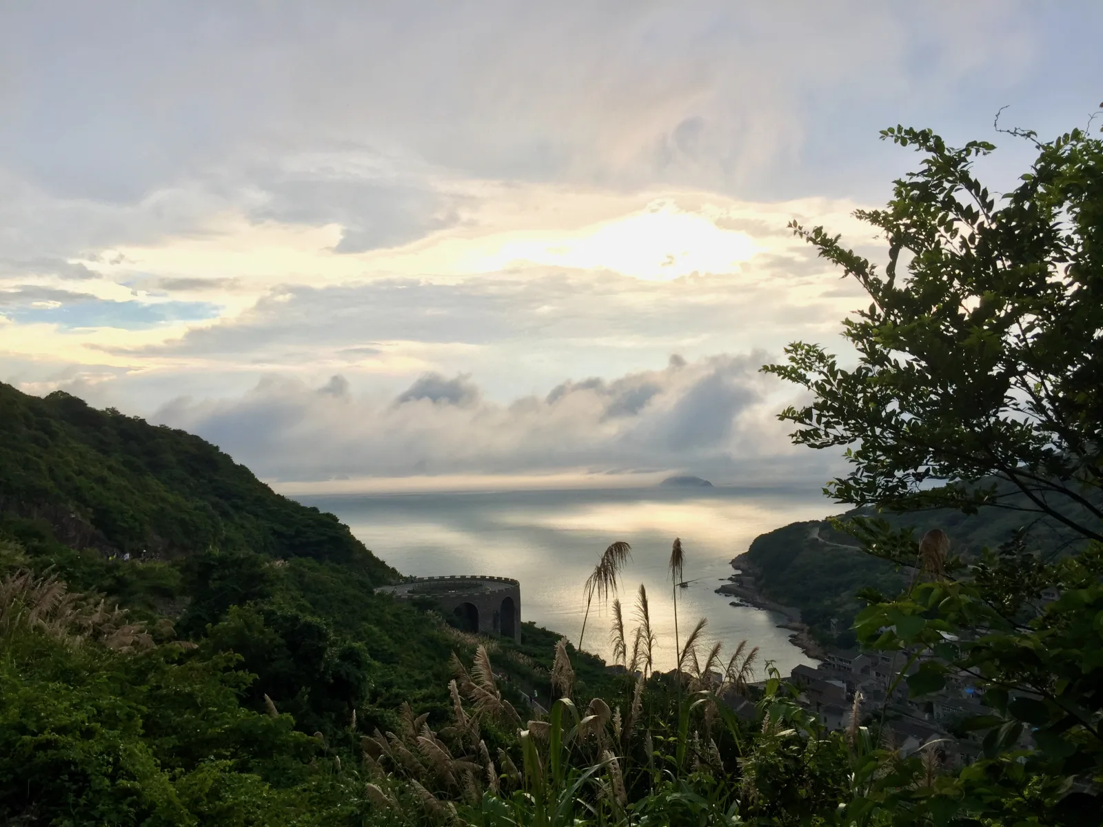 云层下的东极岛海湾与远处岛屿