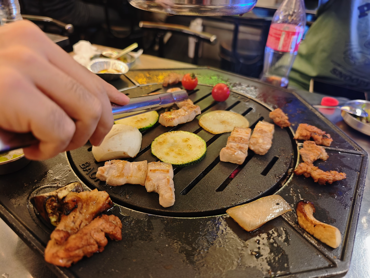 另一种烤盘：肉、鸡蛋、砂锅在同一张桌上