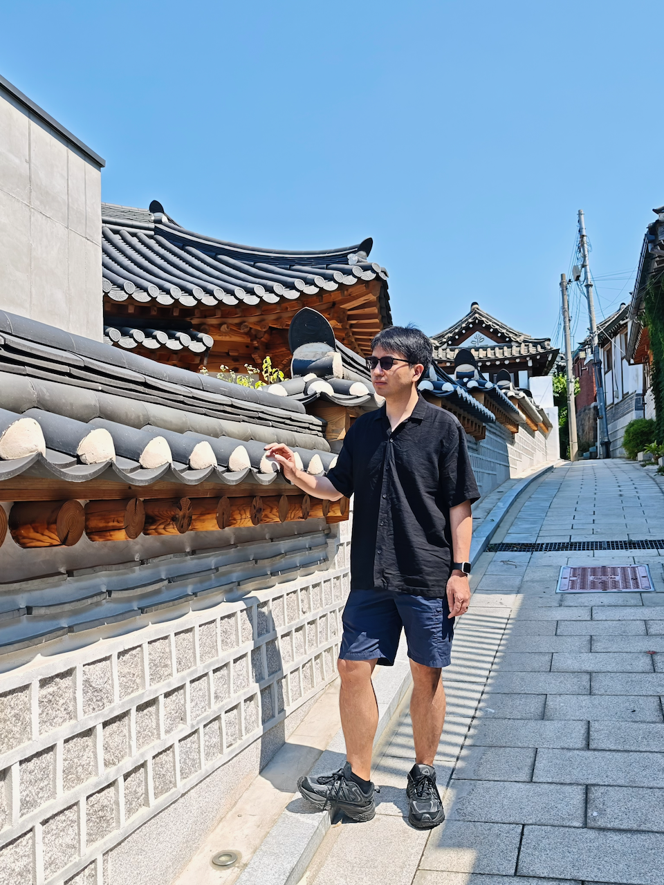 作者走在北村瓦檐下的另一面