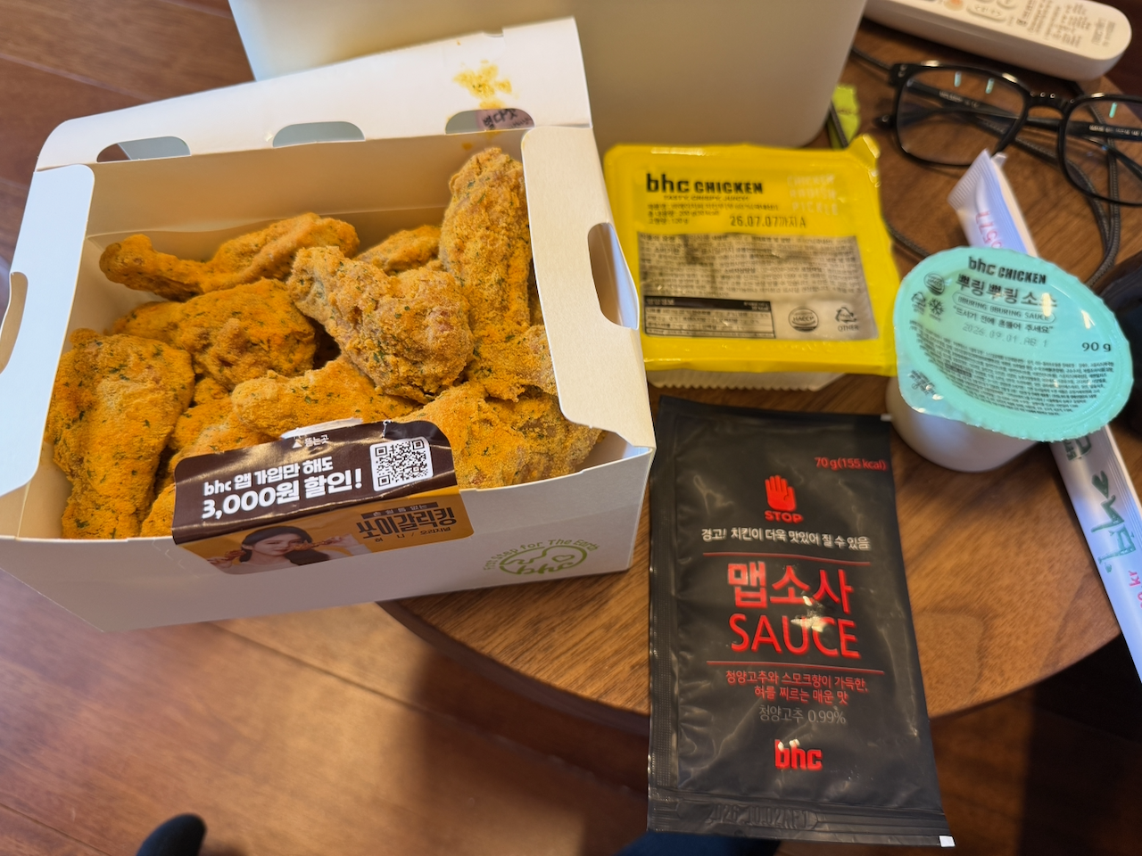 深夜外卖炸鸡盒打开，挤着芥末酱和酸黄瓜