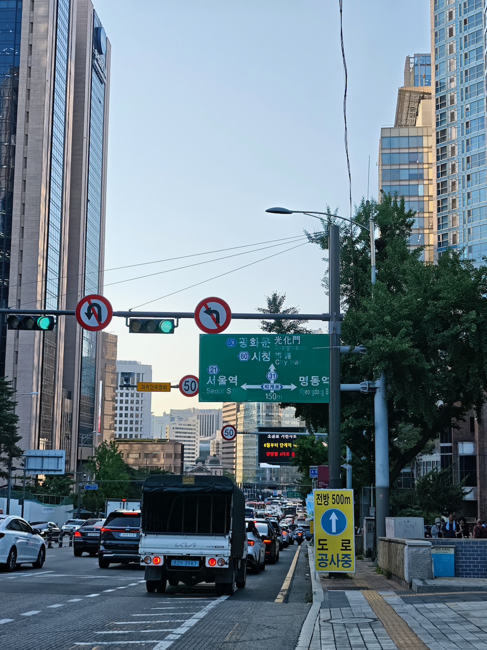 高速公路两侧的城市天际线