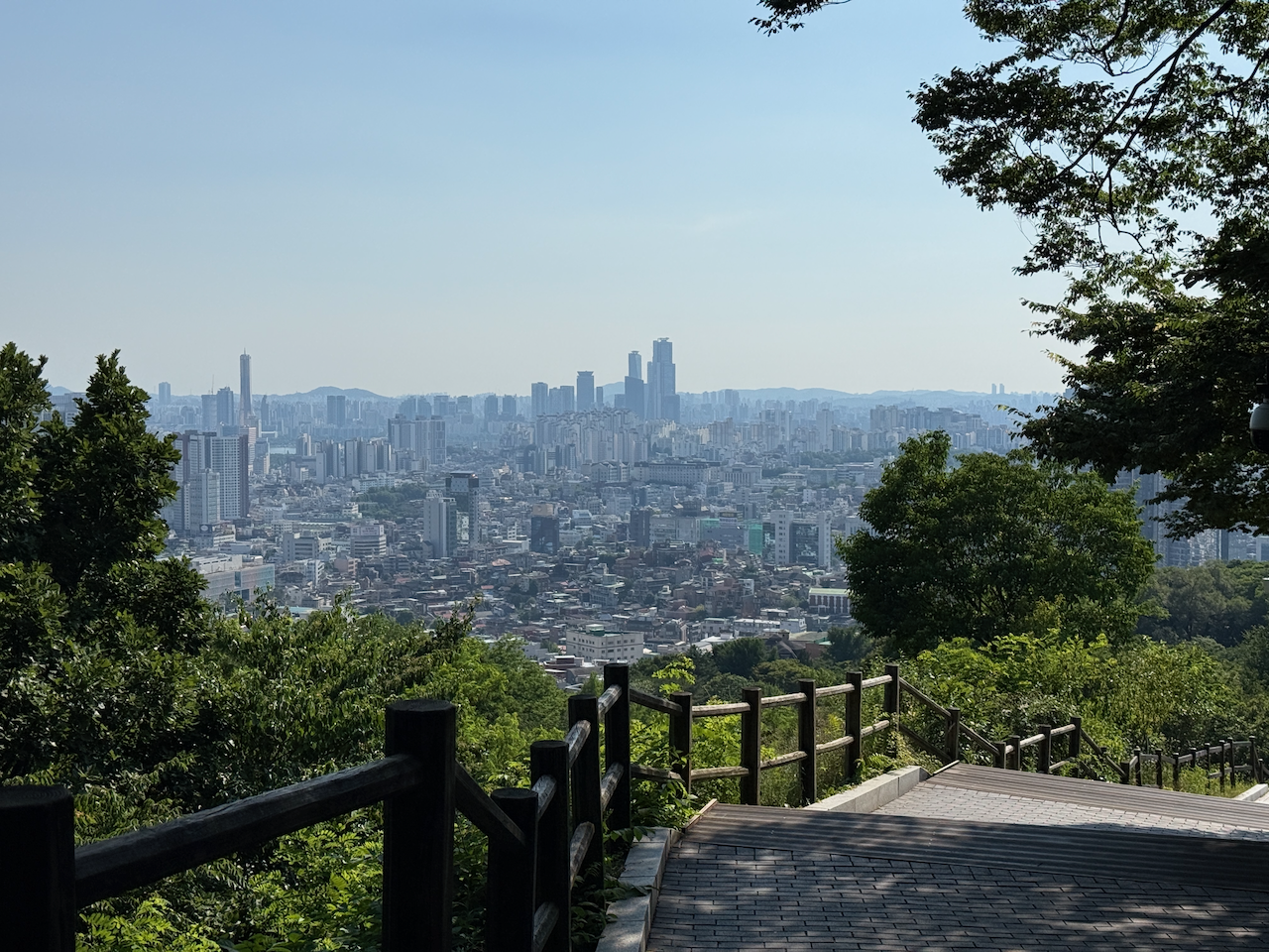 首尔山腰的木台阶 16:32:13