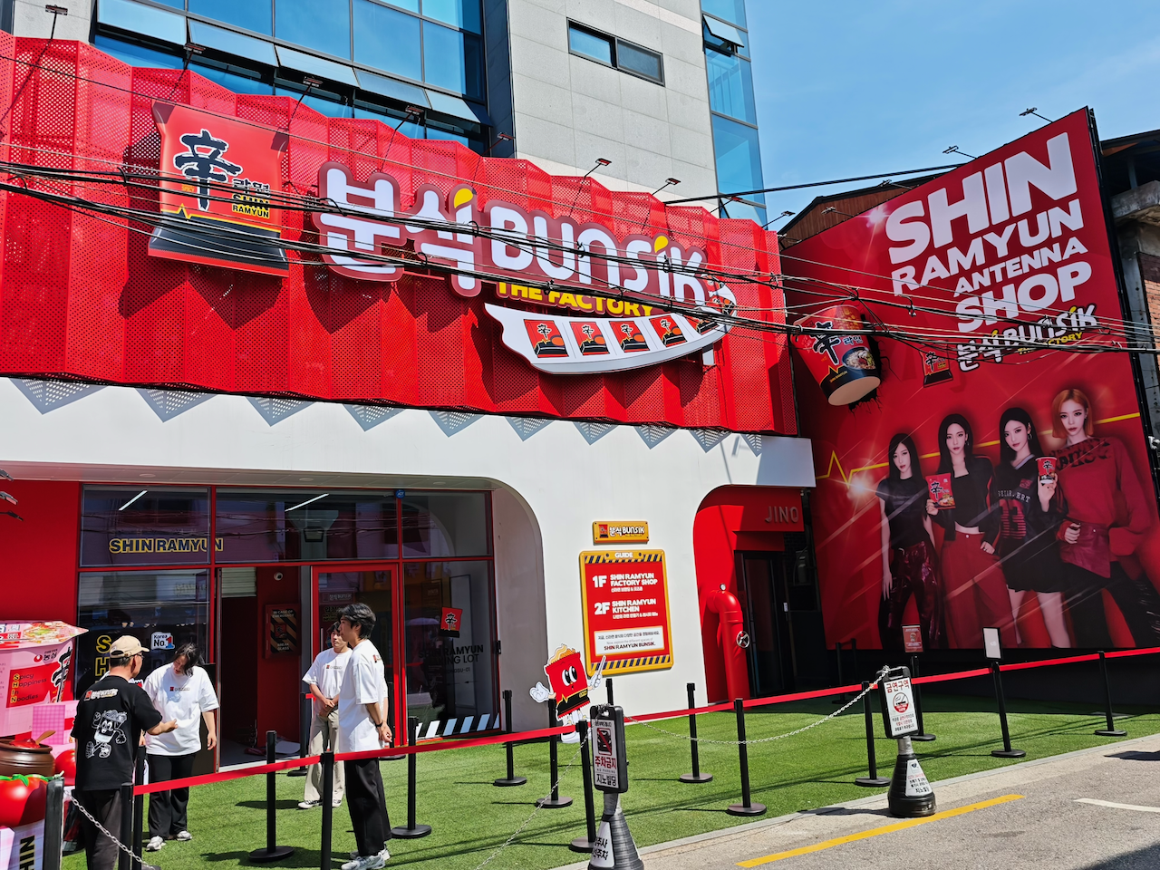 新罗免税店红色门面，整栋楼都是化妆品广告