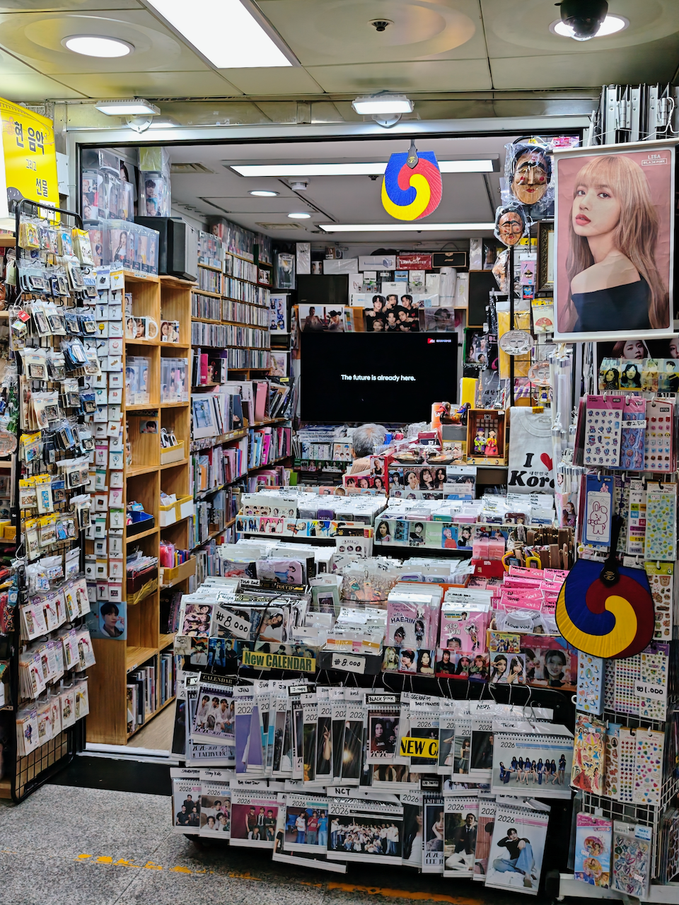 街边的"Almond" K-pop 周边店，粉白色门头