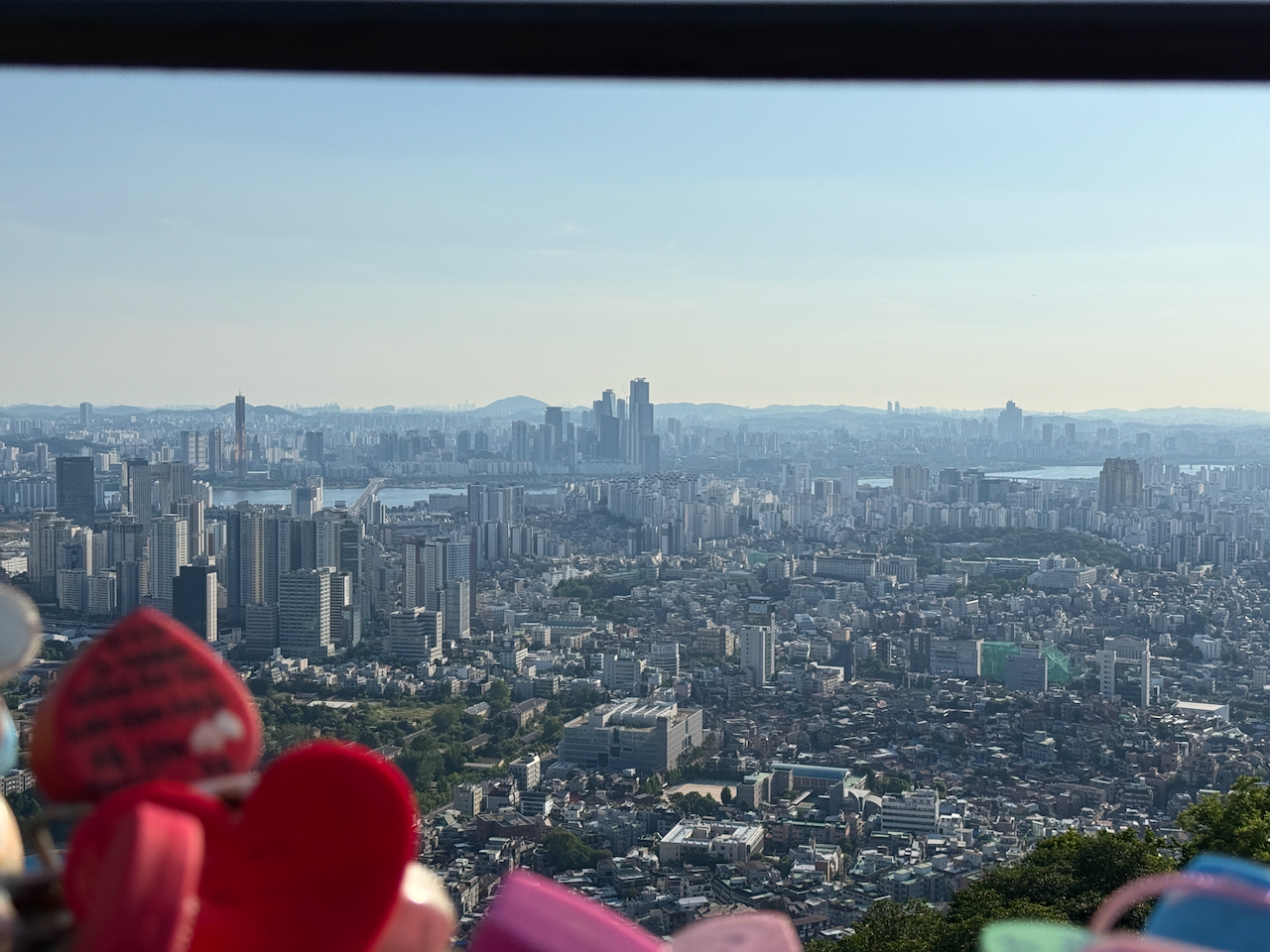 山腰观景台，蓝色天空背景