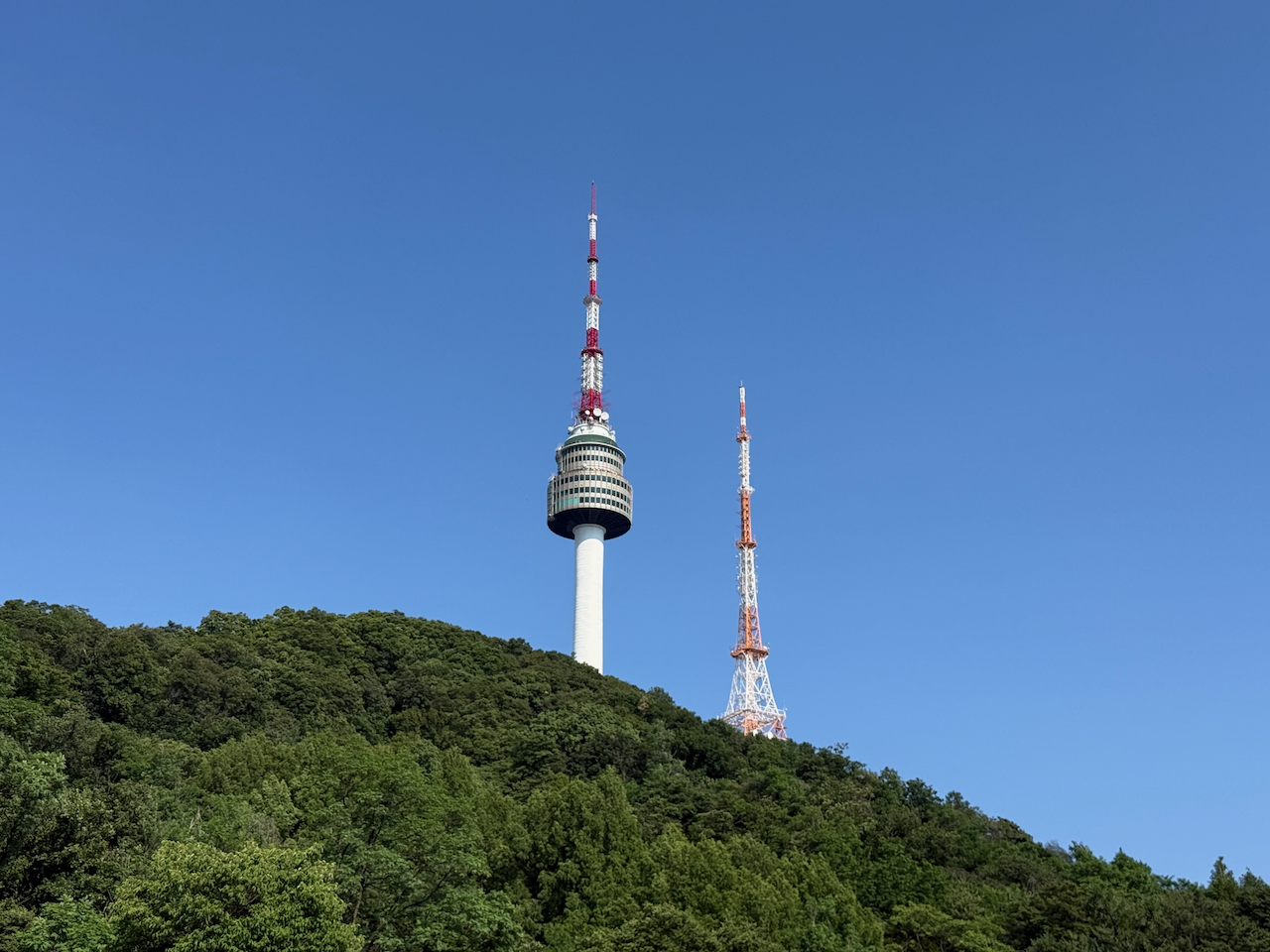 N首尔塔从山路上远望