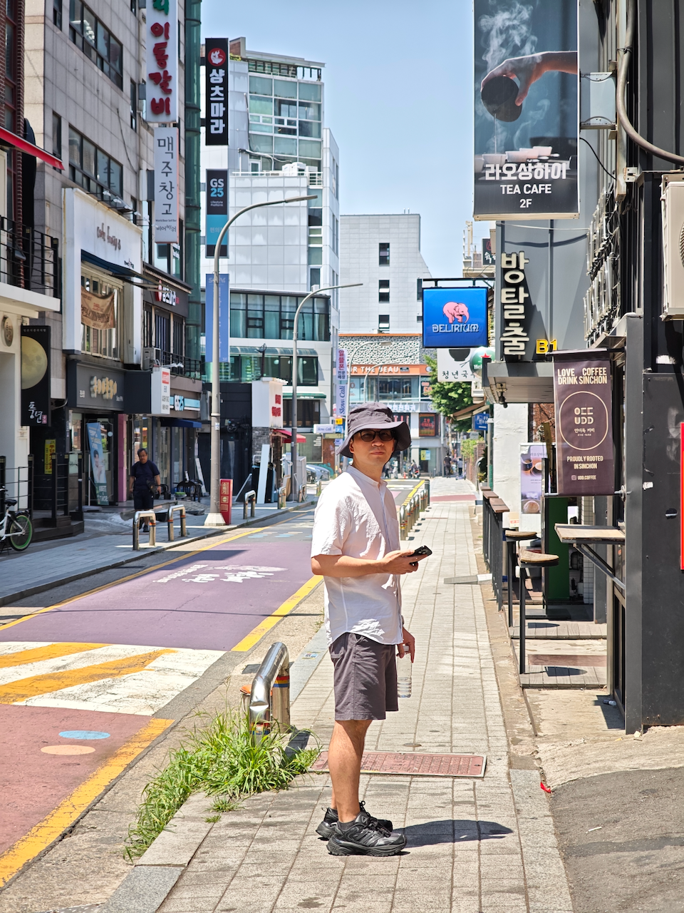 圣水洞街道，Tea Cafe、Noland、酒馆招牌错落