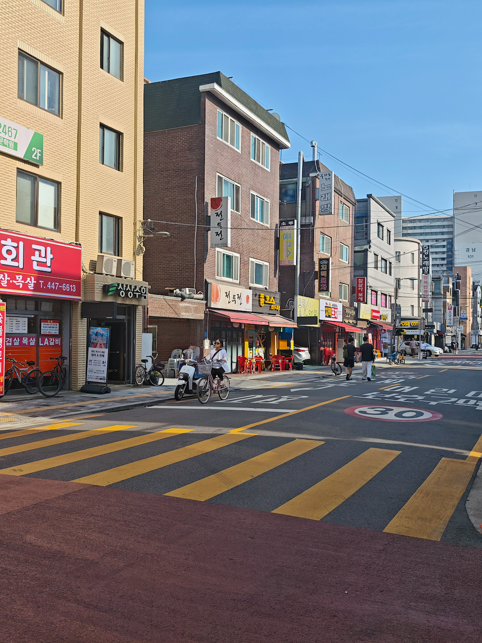 首尔路口的 파리바게뜨 和 회관 招牌